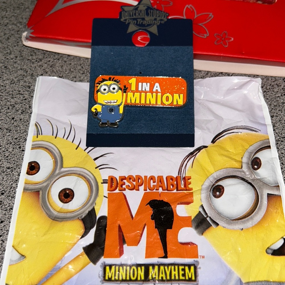 NWT Universal Studios Pin Trading 1 In A Minion